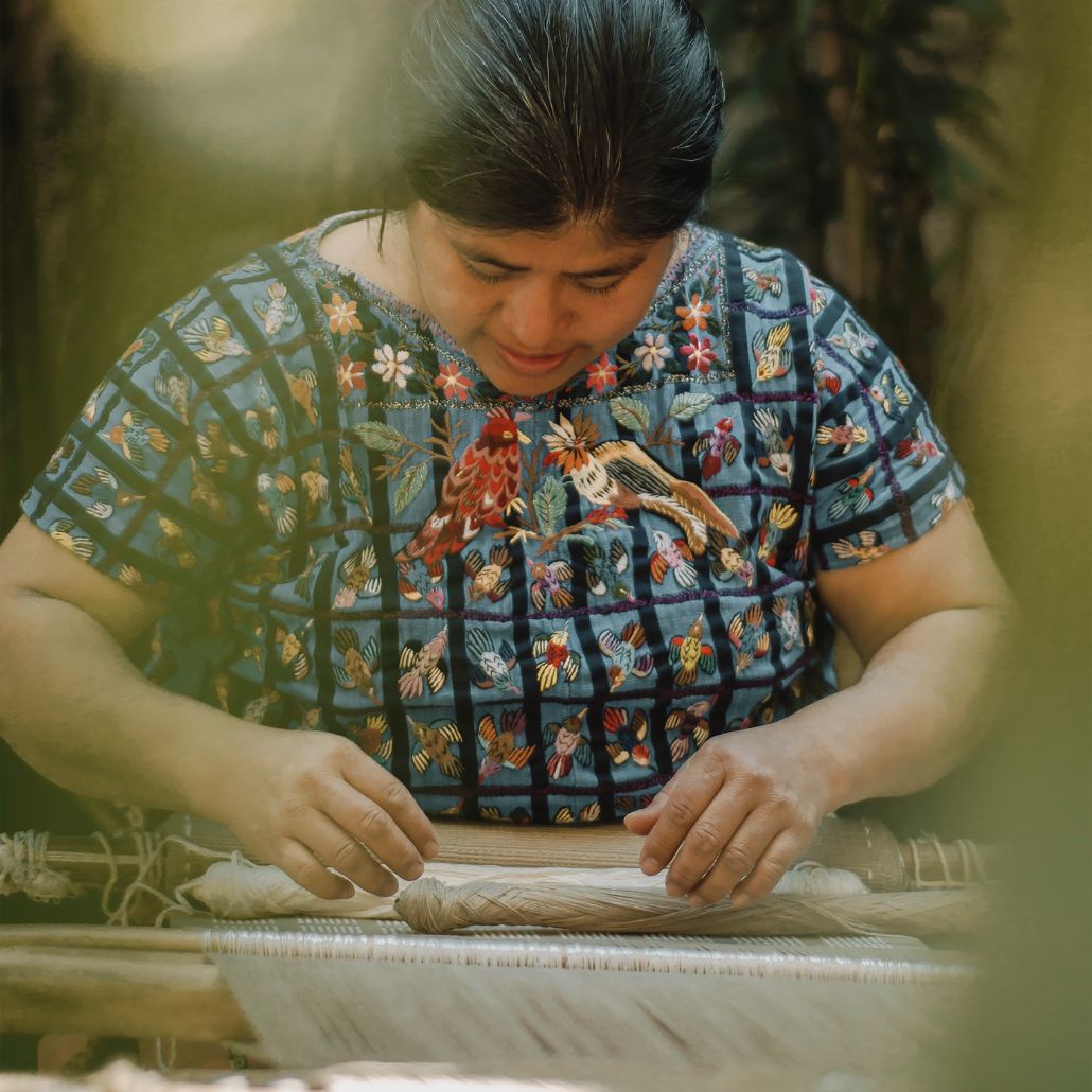 El ancestral arte del tejido en telar de cintura